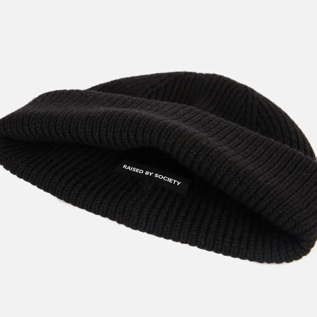 BLACK SHORT BEANIE